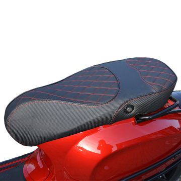 Buddydek/zadelhoes Vespa Sprint / Primavera Bentley stitch / stiksel rood carbon Buddydek/zadelhoes Vespa Sprint / Primavera Bentley stitch / stiksel rood carbon