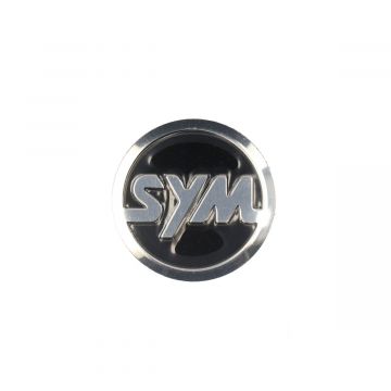 Embleem/sticker dik (SYM) zwart-chroom 30mm Fiddle 2/ Jet 4/ Orbit 2/3/ Symphony SR/ Joyride 125-200cc origineel 87554-AZA-000